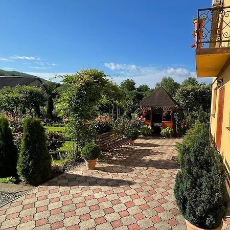 Квітковий Двір Golubinoye Exterior foto