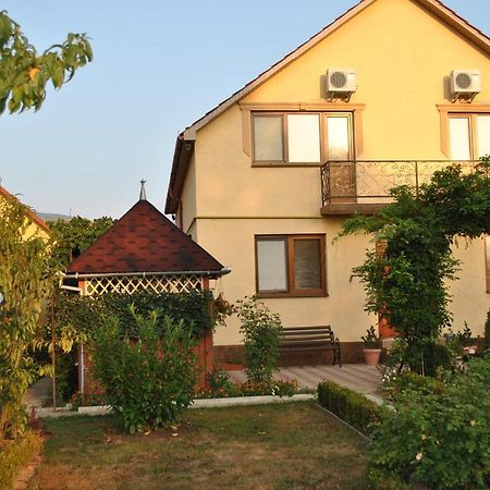 Квітковий Двір Golubinoye Exterior foto