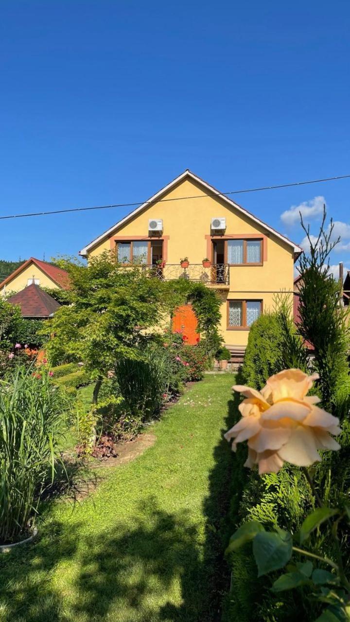 Квітковий Двір Golubinoye Exterior foto