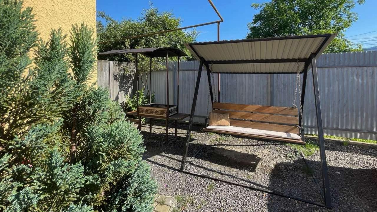 Квітковий Двір Golubinoye Exterior foto