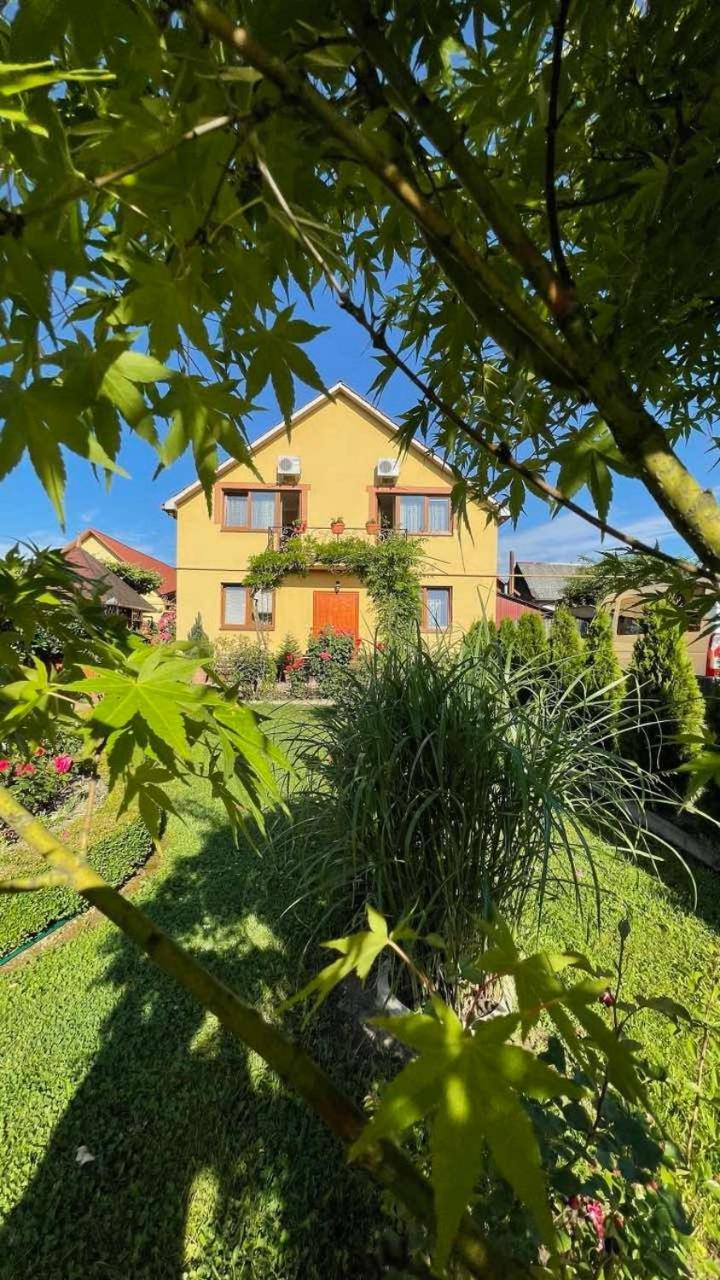 Квітковий Двір Golubinoye Exterior foto