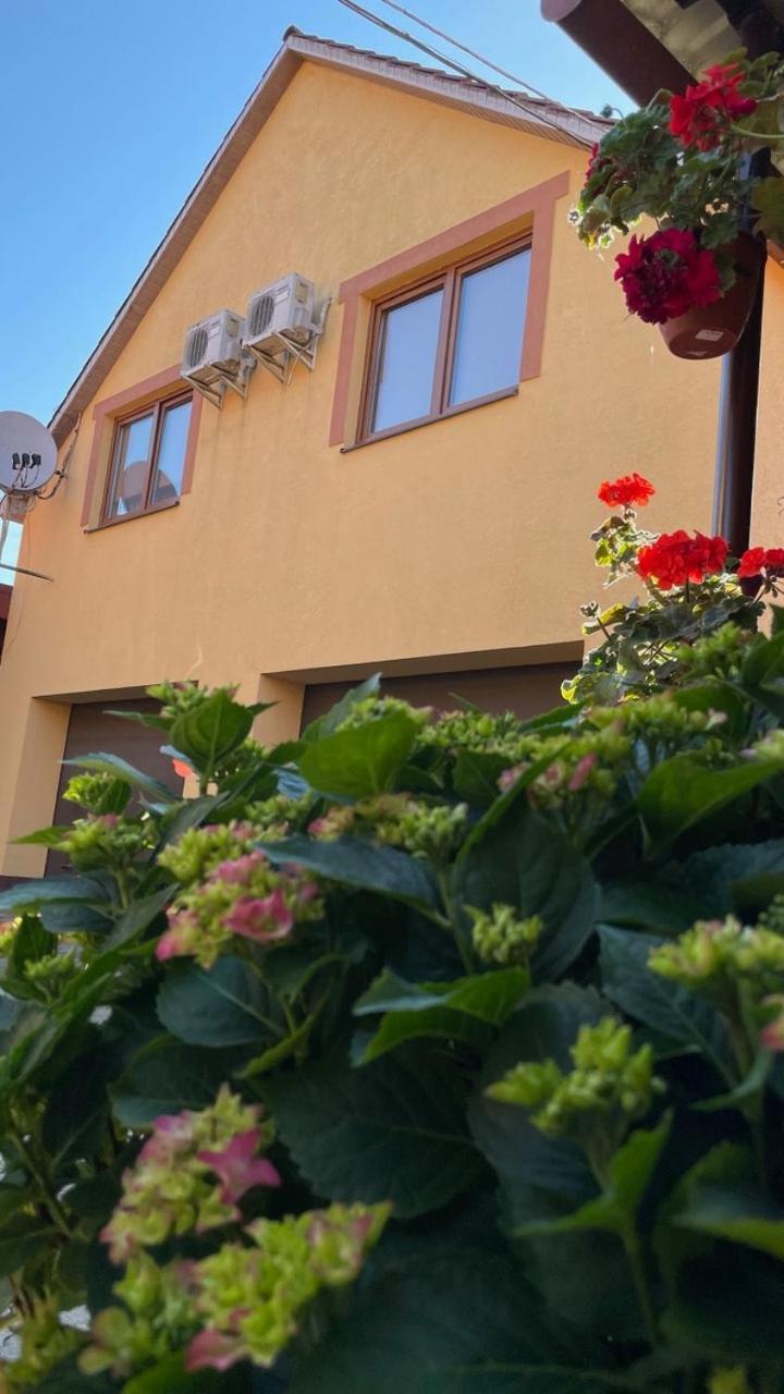 Квітковий Двір Golubinoye Exterior foto