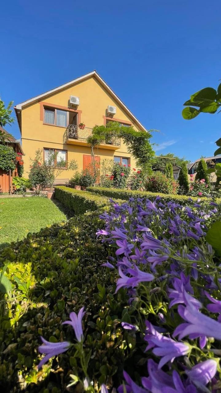 Квітковий Двір Golubinoye Exterior foto