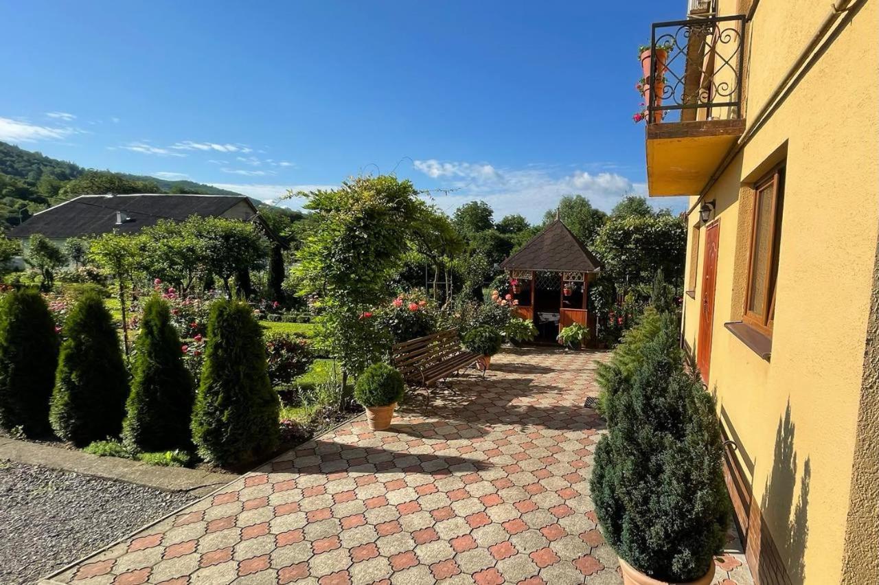Квітковий Двір Golubinoye Exterior foto