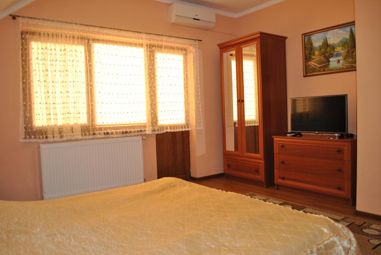 Квітковий Двір Golubinoye Exterior foto