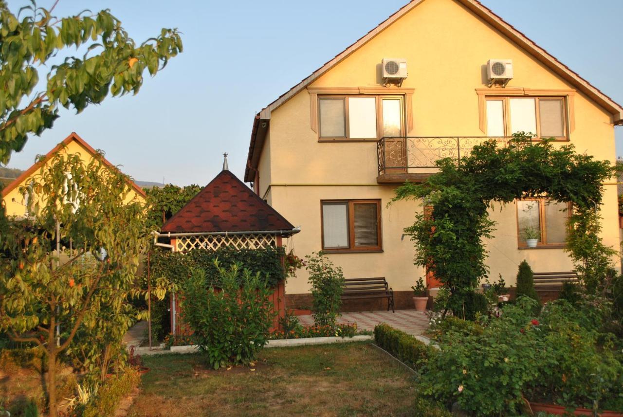 Квітковий Двір Golubinoye Exterior foto