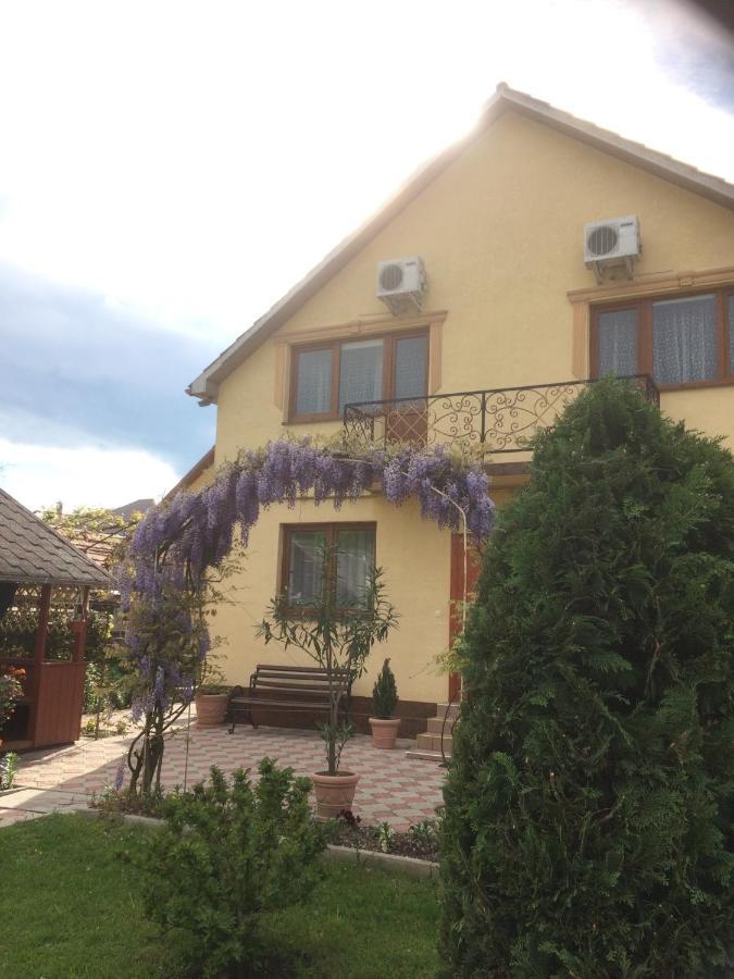 Квітковий Двір Golubinoye Exterior foto