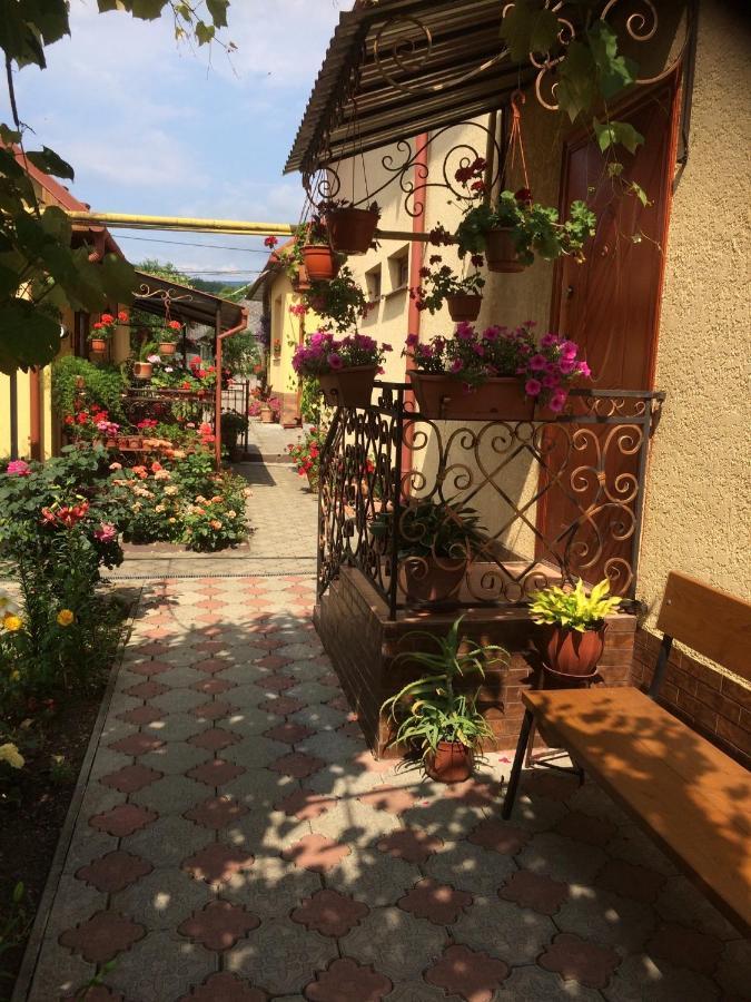 Квітковий Двір Golubinoye Exterior foto